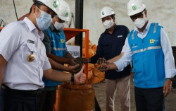 Anak Usaha PLN Uji Coba Bahan Bakar Sampah di PLTU Lontar