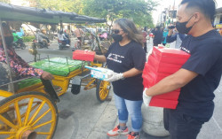 Turun ke Jalan, Buruh di Jogja Bagikan Takjil di Malioboro
