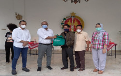 Ribuan Buruh Terima Bantuan Sembako saat Peringatan May Day