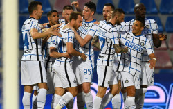 Liga Italia: Inter Milan Segera Scudetto, Crotone Degradasi