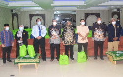 Masjid Islamic Center UAD Distribusikan Paket Sembako