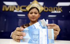 OJK Sebut Konsumsi Masyarakat Tertahan, Duit Masih Menumpuk di Bank