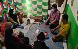 KKN UMY Bantu Pemasaran Keripik Tempe di Medelan Sumberagung Bantul