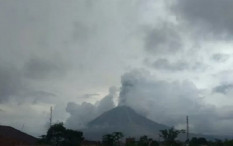 Sinabung Luncurkan Awan Panas hingga 1.000 Meter