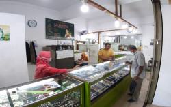 Kios Pakaian Ramai, Perhiasan Sepi Pembeli 