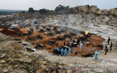 India Krisis Kayu Kremasi, Puluhan Mayat Korban Covid-19 Mengapung di Sungai Gangga