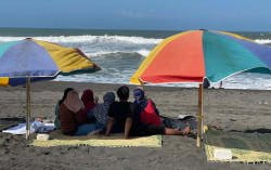 Ribuan Wisatawan Padati Pantai Depok dan Parangtritis Pagi Ini