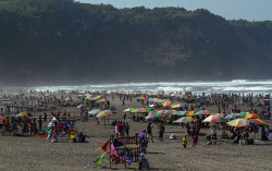Awas Corona! Ini Foto-Foto Lautan Manusia di Pantai Parangtritis 