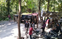 Tak Kuat Menanjak, Truk Bermuatan Batu Terguling di Kulonprogo