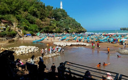 Cegah Abrasi, Pantai Baron Dibangun Talut