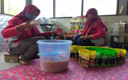 KWT Putri Manunggal Bikin Produk Olahan Bawang