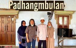 UAS dan Istrinya Berfoto dengan Cak Nun, Warganet Baper dengan Gandengan Tangannya
