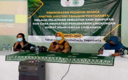 UMY Latih Anggota Ranting Aisyiyah Tahunan Umbulharjo Membuat Batik Jumputan