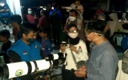 Warga Menyaksikan Super Blood Moon di Markas Jogja Astro Club