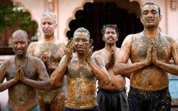 Terapi Covid-19 di India Pakai Kotoran Sapi hingga Obat Guru Yoga