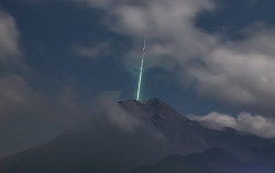 Viral, Foto Meteor Jatuh di Gunung Merapi, Benarkah?