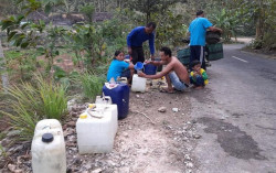 Sedih! Warga Gunungkidul Jalan 2 Kilometer Demi Mengais Air Bersih di Pipa PDAM yang Bocor
