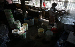 Harga Kedelai Naik, Perajin Terpaksa Mengecilkan Ukuran Tahu