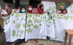 UMY Beri Pelatihan Batik Ecoprint dengan Manfaatkan Sampah Daun
