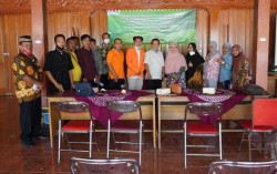 Menuju Desa Peduli Sampah Melalui Pendampingan Program Pengelolaan Bank Sampah