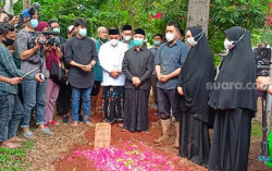 Cerita Oki Setiana Dewi tentang Wafatnya Sang Ayah: Ibu Kasih Tahu Kalau Papa Sudah Dingin