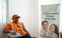 Crazy Rich Malang Beri Infused Immune Booster ke Petugas Kebersihan 