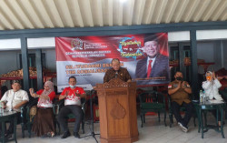 Ketua DPD RI Janji Perjuangkan Nasib Guru Honorer, Mau Nyapres?