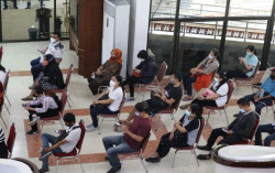 Minat Vaksin di Jateng Tinggi, Ganjar Ikut Tertibkan Antrean