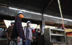 Ganjar Serahkan Bantuan Modal untuk Pedagang Pasar Wage Purwokerto