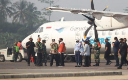 Ganjar Sambut Jokowi di Bandara Purbalingga