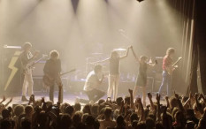 The Strokes Adakan Konser Indoor dengan Penonton Divaksin