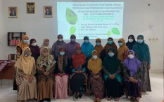 Dosen Teknik Kimia FTI UAD Latih Warga Bikin Hand Sanitizer