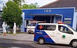 Ruangan Penuh, Ini Potret Ambulans Antre Turunkan Pasien Covid-19 di IGD RSPAU Hardjolukito
