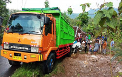 Tak Kuat Menanjak, Tronton Penuh Muatan Batu Timpa Pikap di Gunungkidul