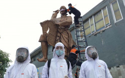 Ingatkan Prokes, FKRB Maskeri Dua Patung Jathilan di Taman Paseban