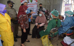 Giliran Pedagang Pasar di Pakem Divaksin