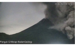 Merapi 3 Kali Muntahkan Awan Panas, Hujan Abu Tipis Landa Kalitengah Lor