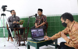 UMY Tingkatkan Kemampuan Remaja Masjid Baitul Hikmah Produksi Konten Podcast