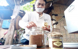 Pria Bangunjiwo Ini Raup Keuntungan Berkat Kaldu Tempe