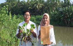 Ubah Eceng Gondok Jadi Tas, Mahasiswa UGM Juarai Kompetisi Video Internasional