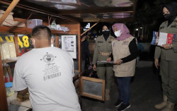 Satgas Bubarkan Kerumunan Anak Muda di Lapangan Denggung