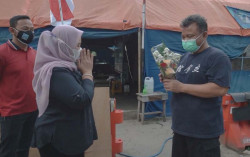 Bupati Kustini Beri Bunga "Tanda Tresna" untuk Petugas Dekontaminasi