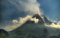 Merapi Kembali Muntahkan Awan Panas