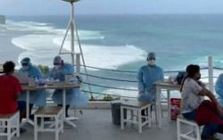 Viral Suntik Vaksin di Pantai Gunungkidul, Bikin Imun Naik Drastis!