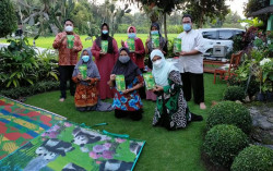 UMY Tingkatkan Kualitas Rebranding Produk Kripik Pare di Desa Poncosari