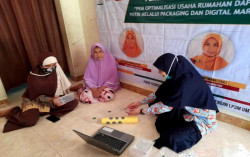 UMY Optimalkan Usaha Rumahan Dapur Mbah Putri Melalui Packaging dan Digital Marketing