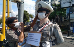 Patung Polisi dan Superhero di Jogja Dipasangi Masker