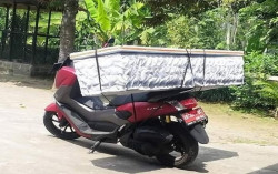 Diangkut Pakai Motor, Kades di Klaten Ini Sudah Berkali-kali Sumbangkan Peti Mati ke Warganya