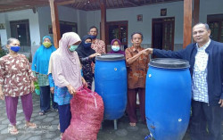UMY Dorong Pengolahan Limbah Daun Bawang Merah Jadi Pupuk Organik