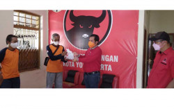 DPC PDIP Kota Jogja Bagikan Daging Kurban Door to Door